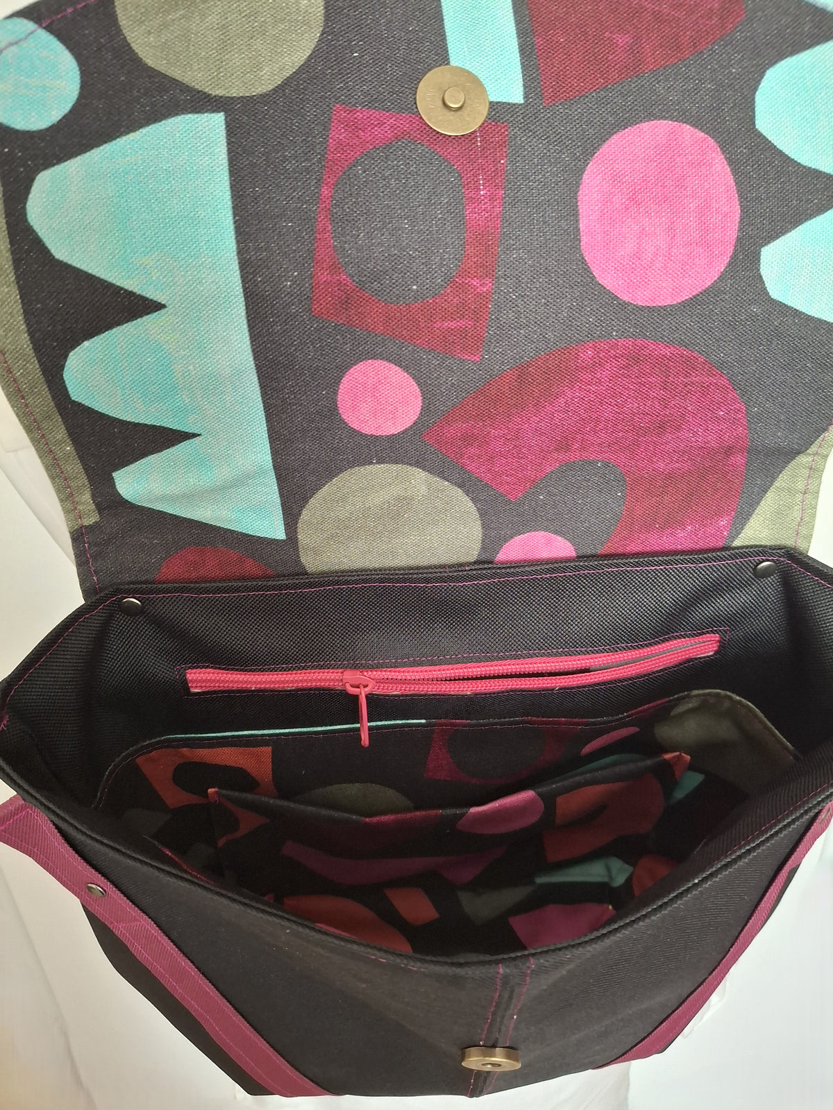Sac à dos Frida — intérieur doublure graphique multicolore et poche zippée rose